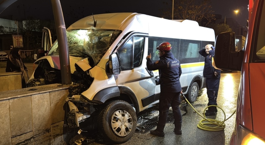 Bursa'da kontrolden çıkan servis minibüsü alt geçidin duvarına çarptı