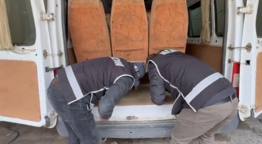 Minibüste binlerce paket kaçak sigara ele geçirildi