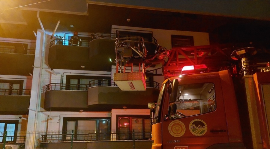 Üç katlı binada kombi yangını paniği
