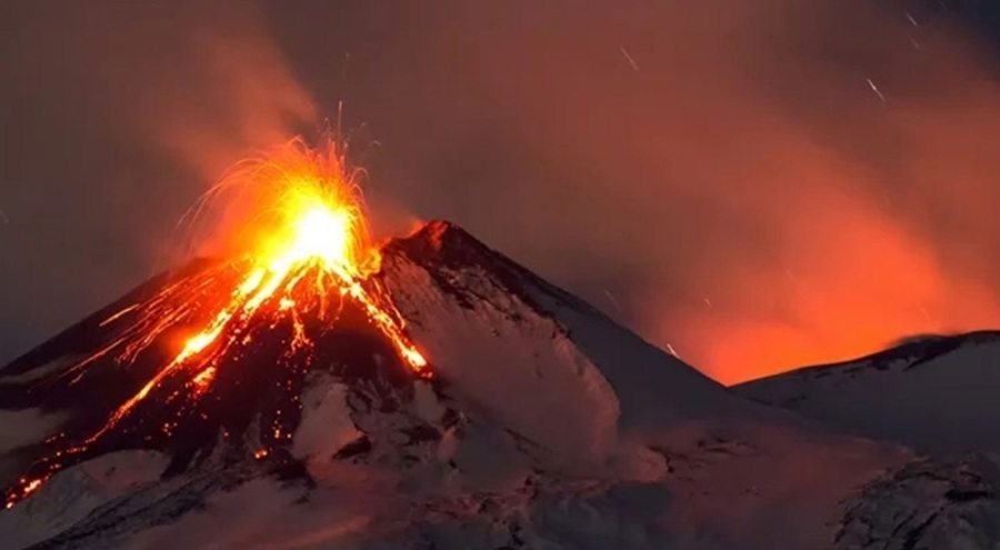 İtalya'da Etna Yanardağı kül ve lav püskürttü
