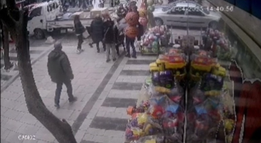 Bu kaldırımda her hafta biri düşüyor