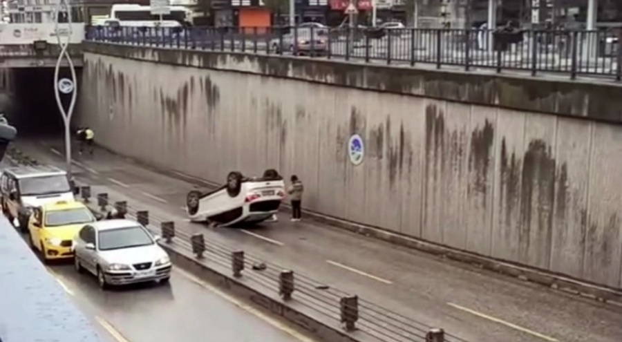 Otomobil alt geçitte takla attı!