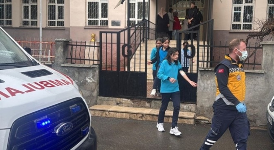 Kermesteki kek ve kurabiyeler hastanelik etti