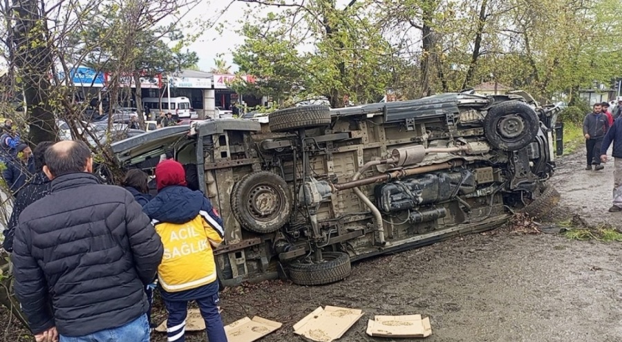 Ambulans ile otomobil çarpıştı: 6 yaralı