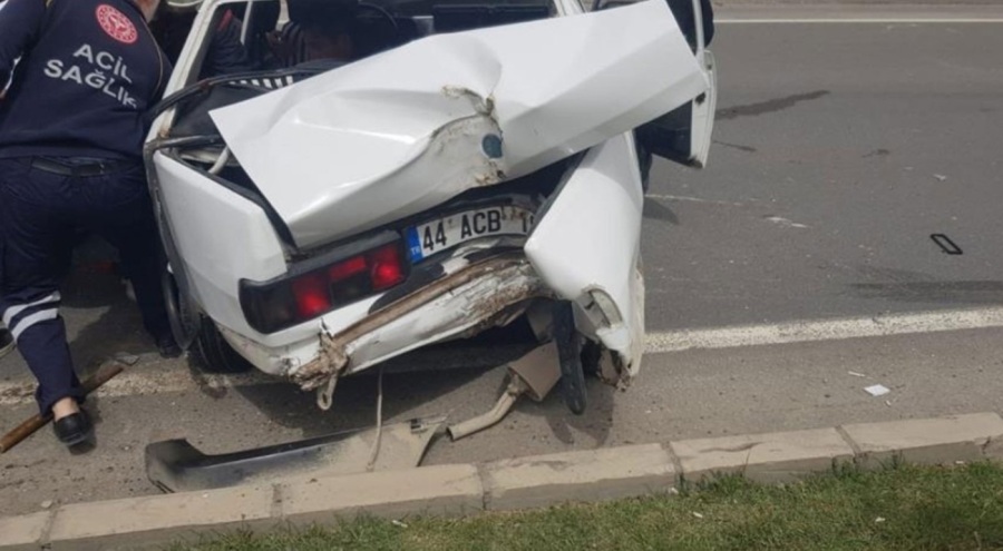 Çekici ile çarpışan otomobil kağıt gibi ezildi: 8 yaralı