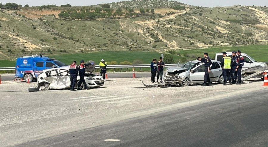 İki otomobil çarpıştı! Ölü ve yaralılar var