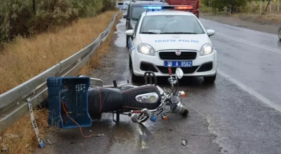 Otobüse çarpan motosikletteki genç hayatını kaybetti