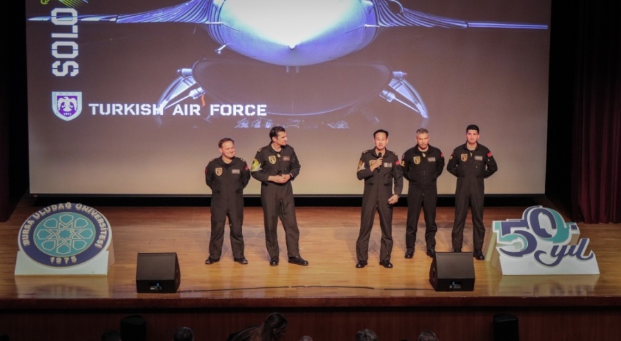 SOLOTÜRK pilotları Bursa'da öğrenciler ile bir araya geldi