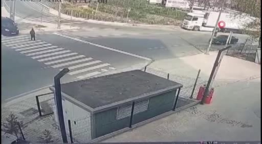 Yaya geçidindeki kişinin üzerine otomobilini sürdü!