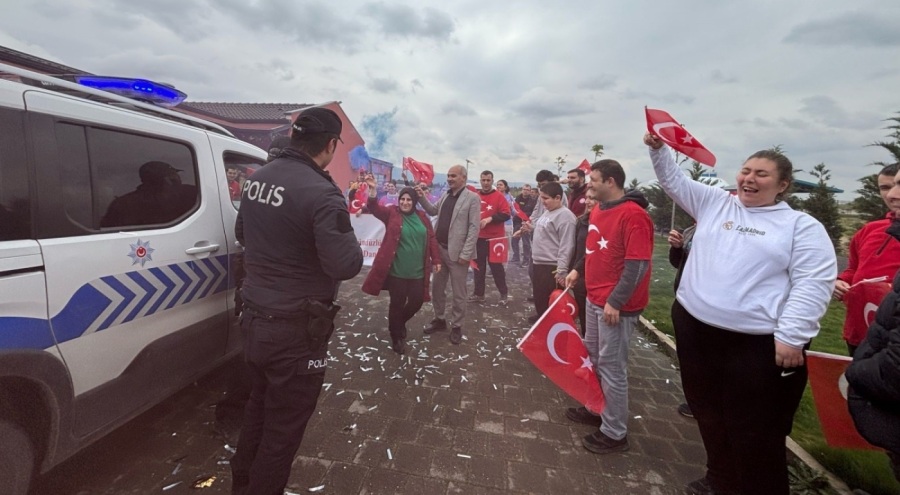 Bursa'da polis ekiplerine meşaleli sürpriz yapıldı