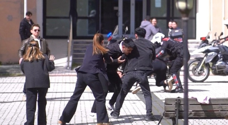 Uludağ Üniversitesi İşletme Fakültesi öğrencilerinden polis ekiplerine kavgalı sürpriz