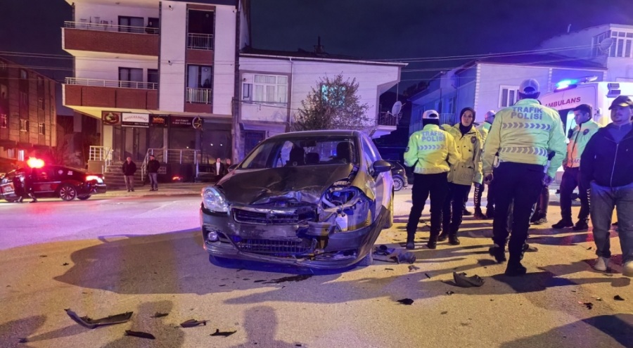 Bursa'da otomobil ile çarpışan motosiklet sürücüsü ağır yaralandı
