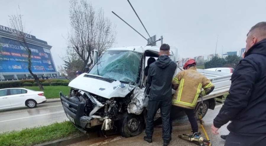 Bursa'da yağış kaza getirdi! Faciadan dönüldü