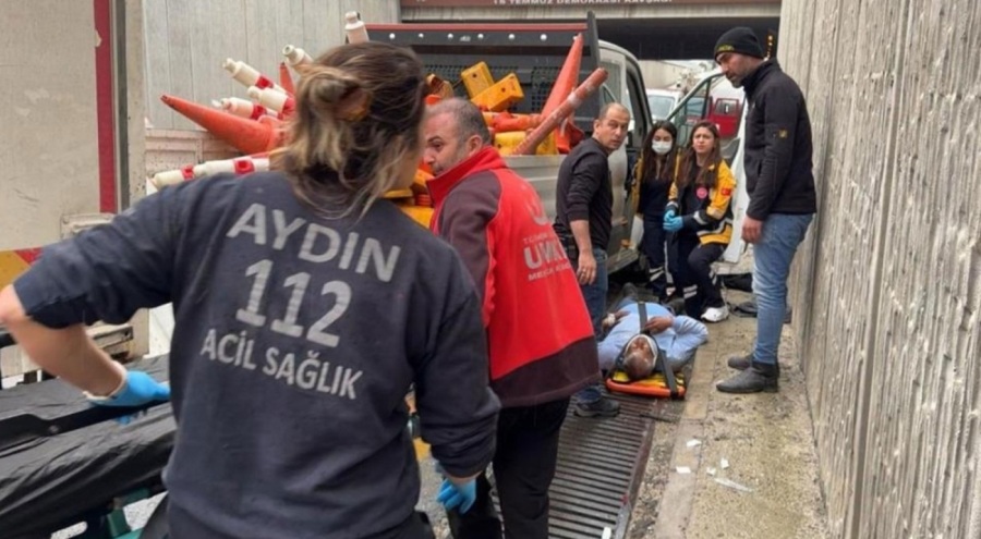 Kamyonet, altgeçitte çalışma yapan işçilerin aracına çarptı! Çok sayıda yaralı