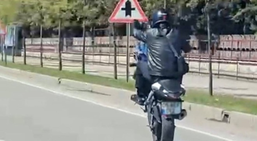 Motosiklet ile trafikte şov yapan sürücüye ceza yağdı