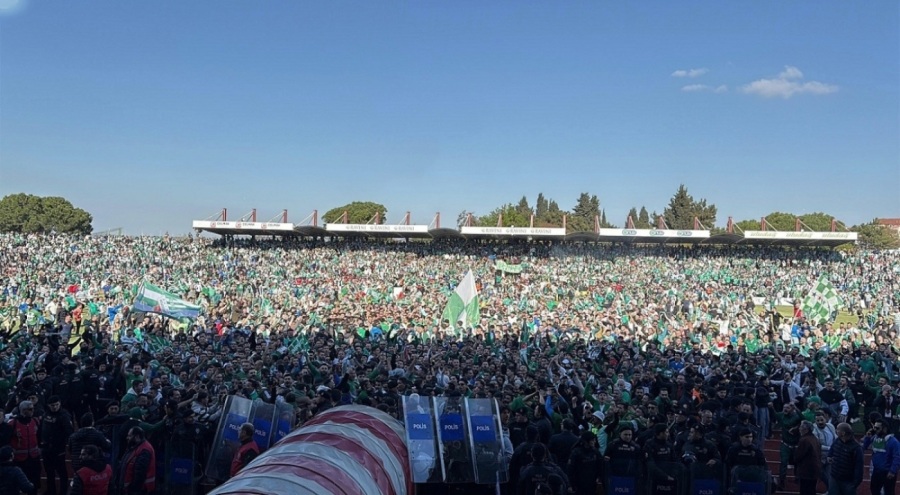 Bursaspor taraftarı şampiyonluğu kutluyor!