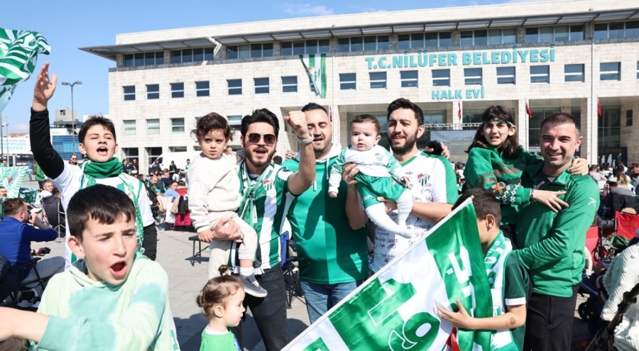 Bursaspor'un şampiyonluk maçı Nilüfer'de Halk Evi önünde dev ekranda izlendi