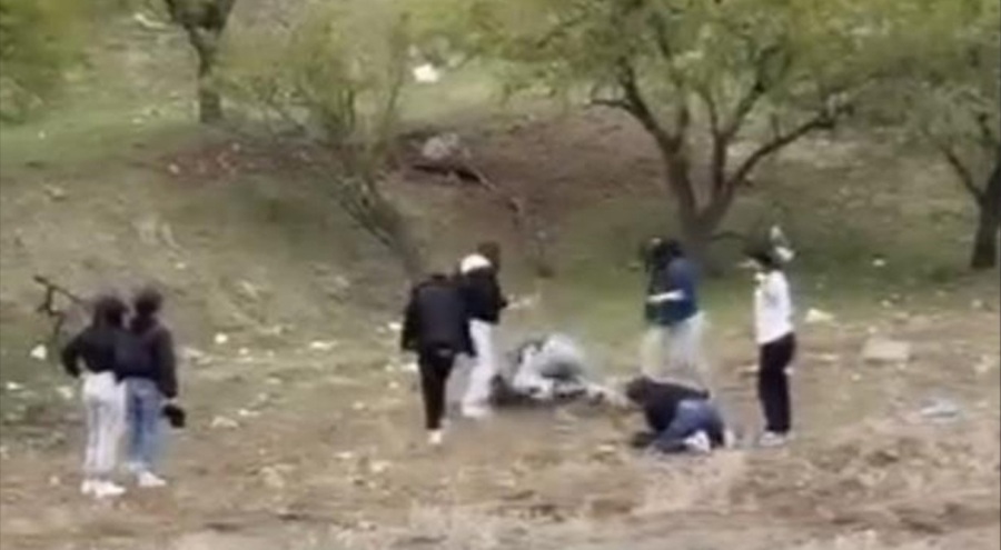 İki grup genç kız tekme tokat birbirine girdi