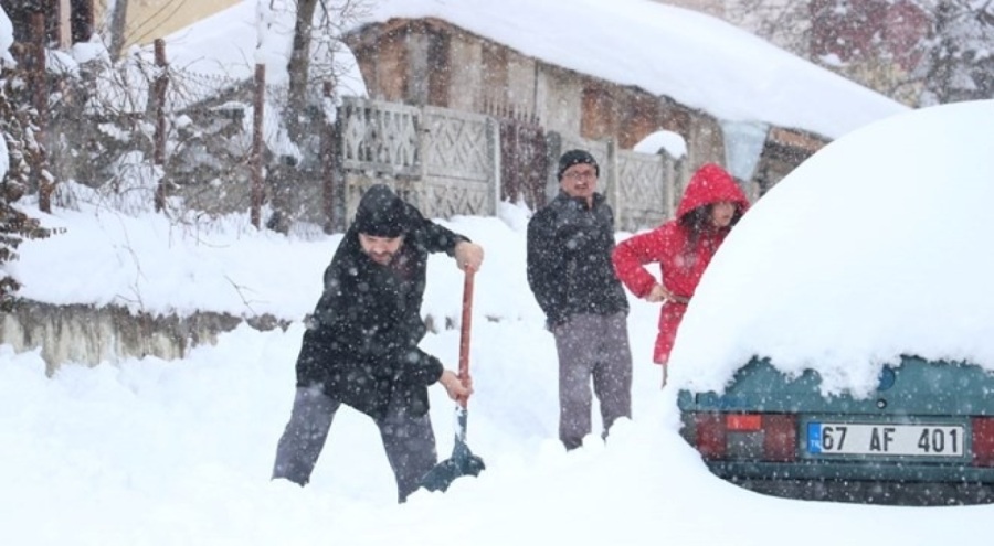 Kastamonu'da kar yarım metreyi geçti, bazı ilçelerde okullar tatil