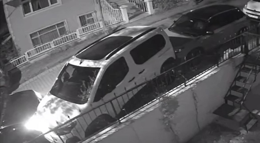 Park halindeki 8 araca çarpan sürücü kaçtı