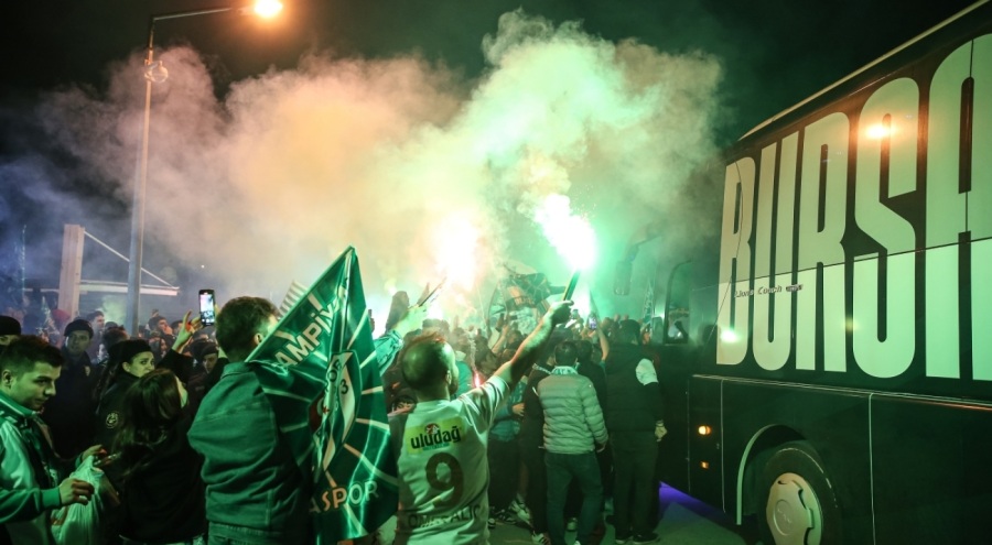 Bursa ayakta! Şampiyonluk kutlamaları sabaha kadar!