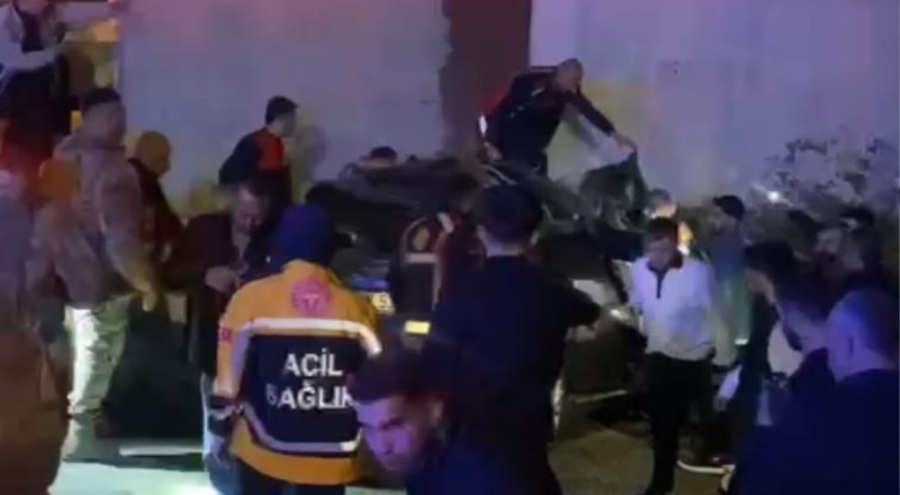 Otomobil duvara çarptı: 2 genç hayatını kaybetti