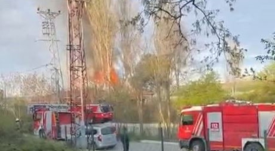 Gecekondu alev alev yandı