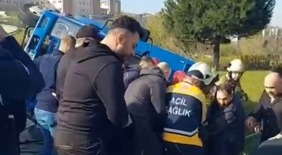 Bursa'da kargo aracı devrildi! 2 yaralı var