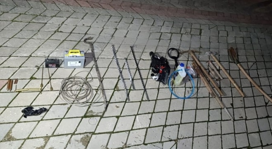 Define ararken yakalandılar