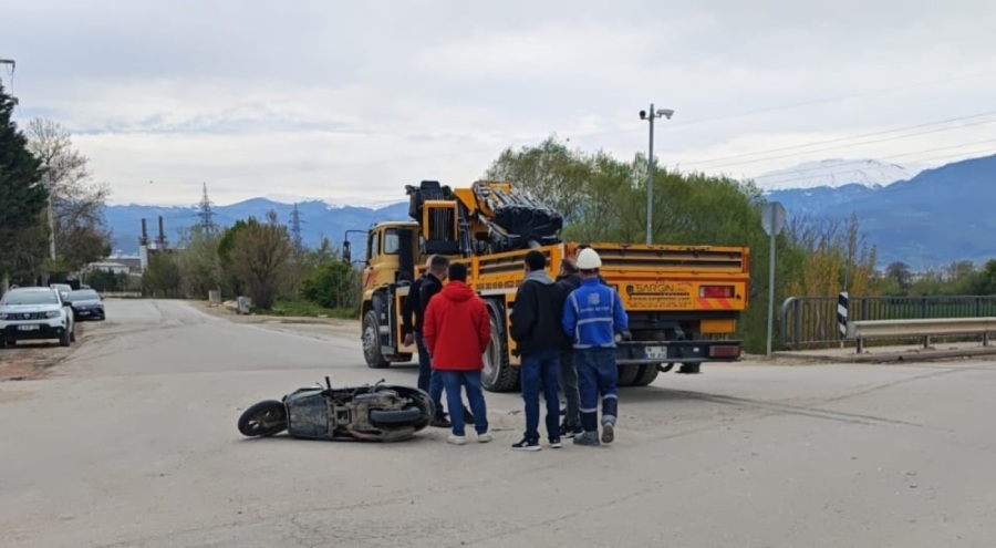 Bursa'da motosiklet, kamyon vince çarptı!