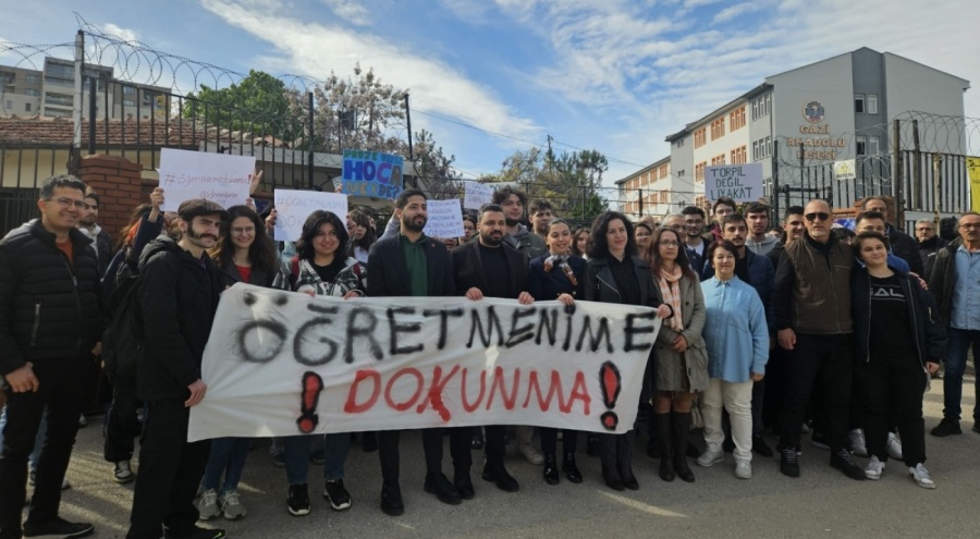 Bursa'da liseliler ve mezunlar öğretmenlerine sahip çıktı! 'Okullarımızı karanlık planlarınıza teslim etmeyeceğiz'