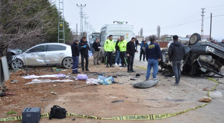 Otomobil kağıt gibi ezildi: 3 kişi can verdi, 3 kişi yaralandı