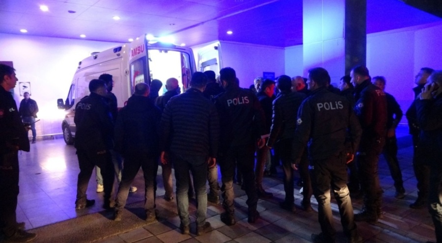 Halı sahada futbol oynayan polis kalp krizi geçirdi