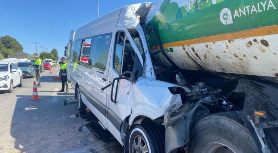 Kamyon ile tur minibüsü çarpıştı! Çok sayıda yaralı