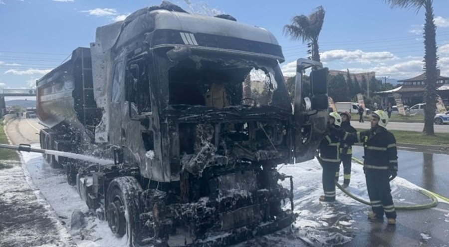 Kum yüklü TIR alev alev yandı