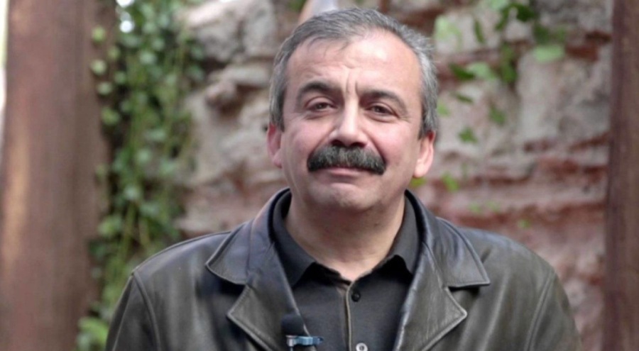 Kalp krizi geçiren Sırrı Süreyya Önder ameliyata alındı!