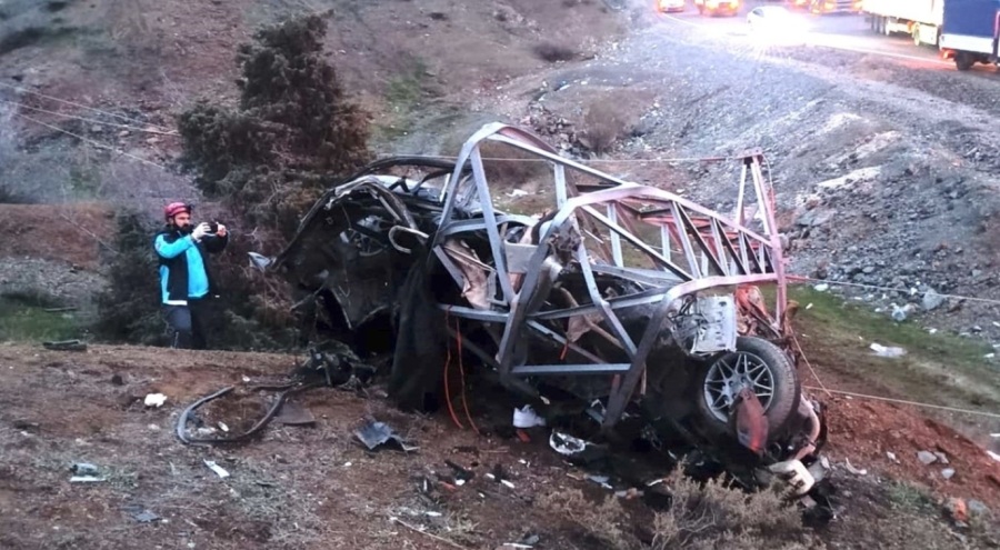 Otomobil elektrik direğine çarptı: Ölü ve yaralı var