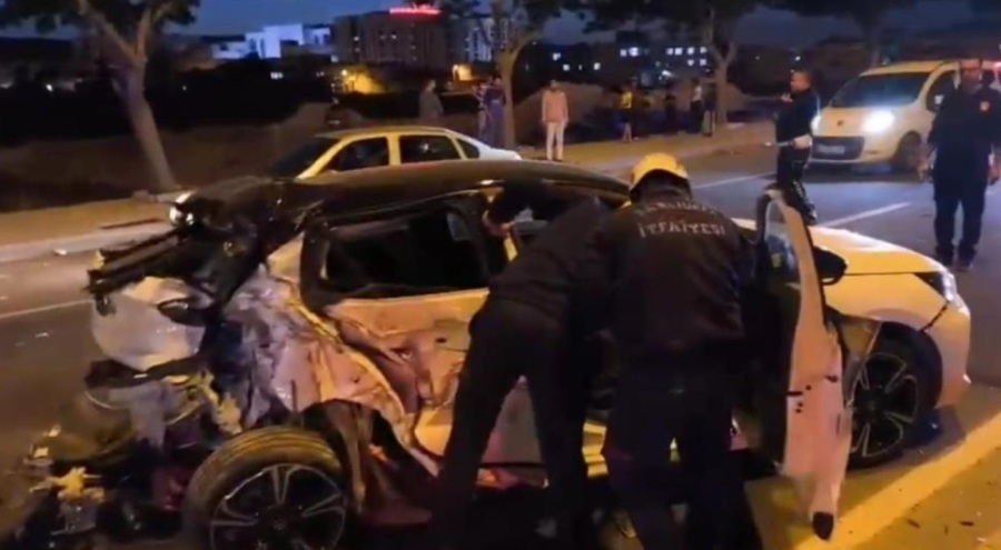 Kamyonet ile otomobil çarpıştı: Çok sayıda yaralı var