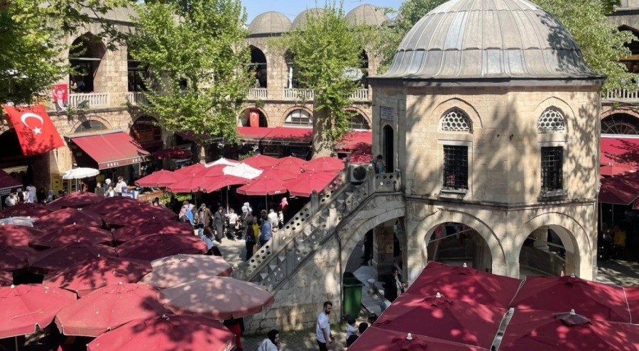 Bursa'nın tarihi çarşıları ve Hanlar Bölgesi'nde hafta sonu yoğunluğu yaşandı