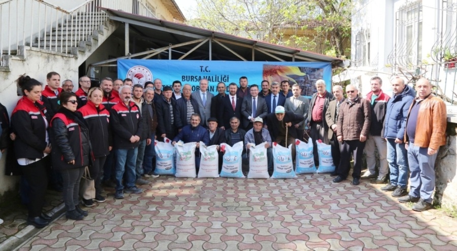 Bursa'nın Mustafakemalpaşa ilçesinde çiftçilere hibe destekli tohum dağıtıldı