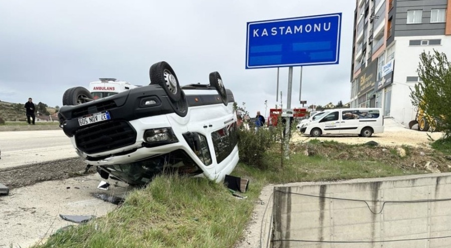 Kastamonu'da tırla çarpışan minibüs takla attı: Çok sayıda yaralı var