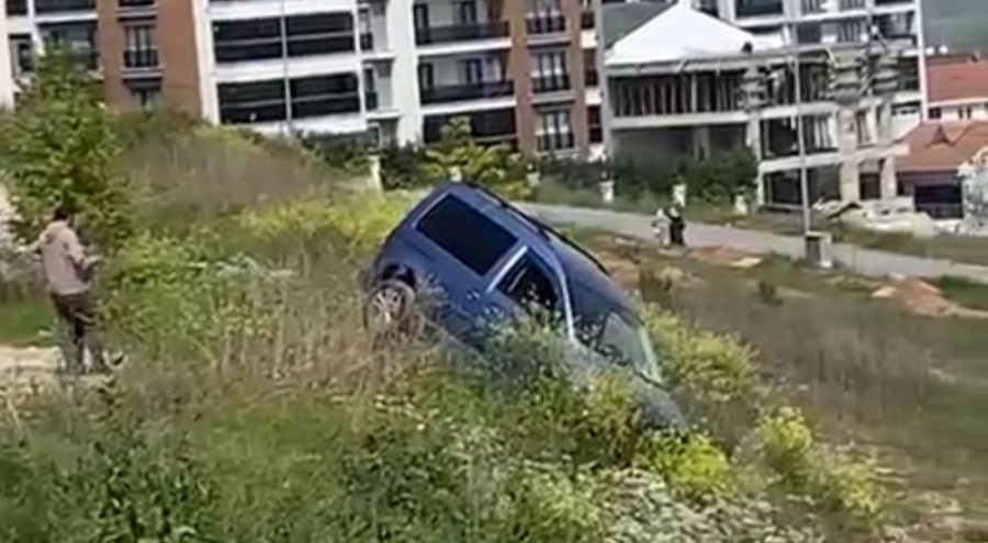 Bursa'da el freni çekilmeyi unutulan araç şarampole uçtu