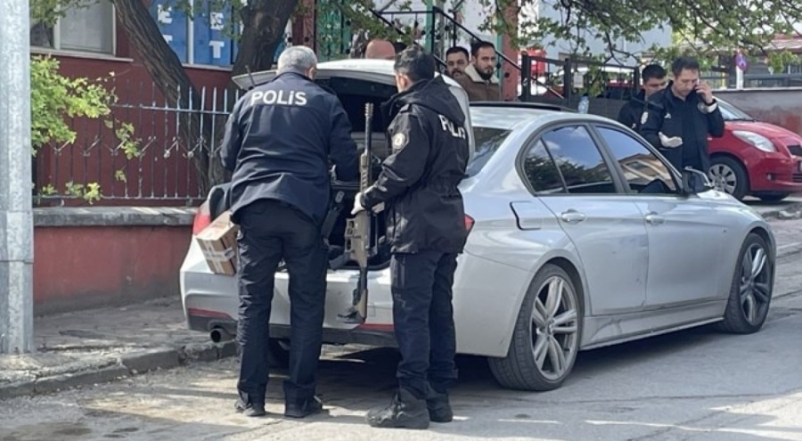 Dur ihtarına uymayan araçtan otomatik silah çıktı