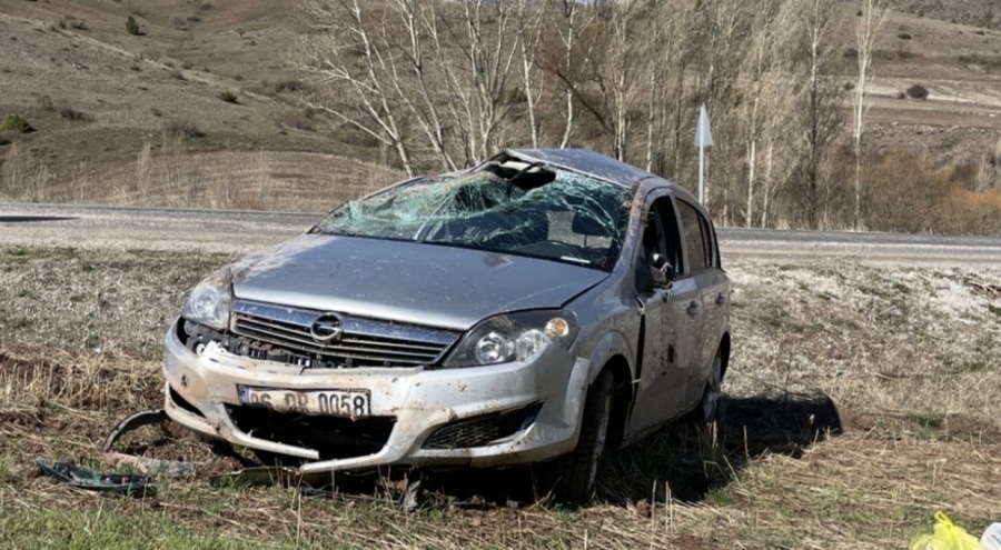 Devrilen otomobildeki 5 kişi yaralandı