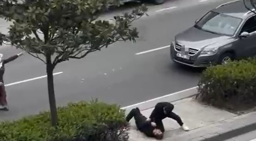 Babasını tek yumrukla bayılttı