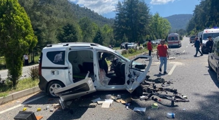 Marmaris'te yolu savaş alanına çeviren kaza: Can kaybı ve yaralılar var