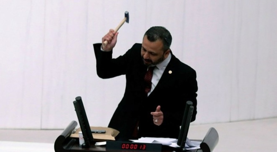 Meclis kürsüsünde çekiçli eylemin cezası belli oldu