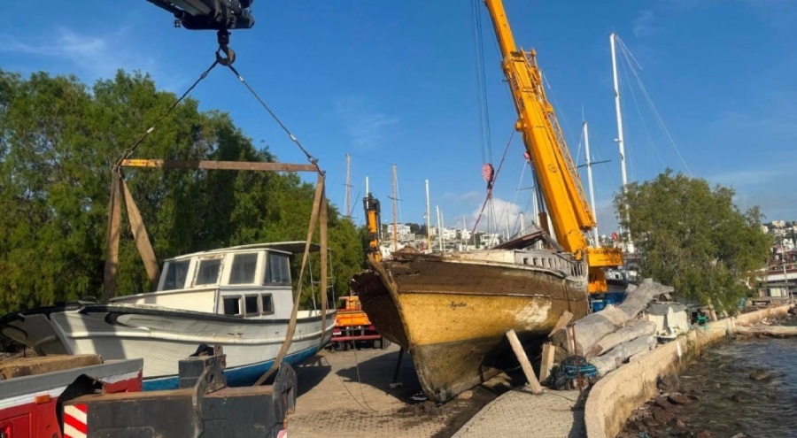 Denizde yarı batık haldeki tekne vinç yardımıyla kurtarıldı