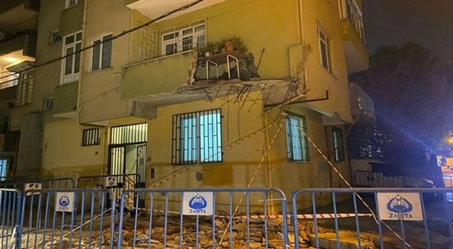 Beş katlı binanın balkonu çöktü