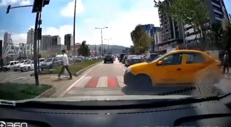Bursa'da 'yolu uzatmak istemeyen' taksici yaya geçidini kullandı